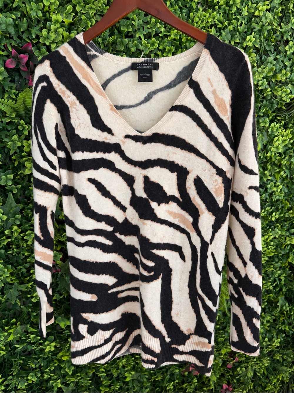 Bloomingdale’s 100% Cashmere Sweater XS S Animal Zebra Print Quiet Luxury - Picture 2 of 7